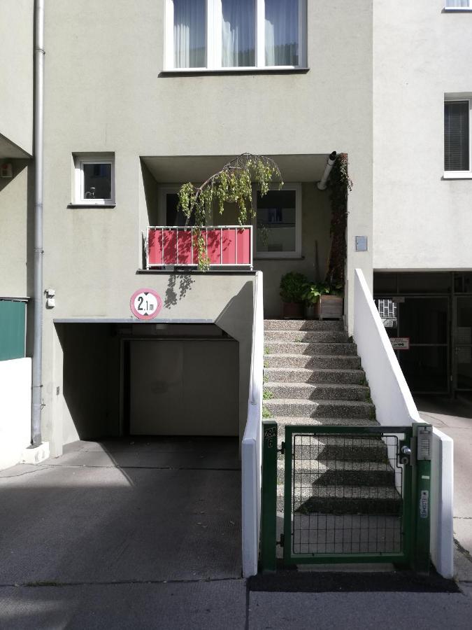 וינה Room In Maisonette With Garden, Parking Place מראה חיצוני תמונה